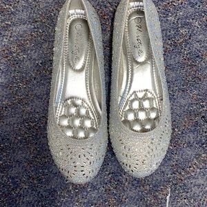 Women’s flat dress shoes